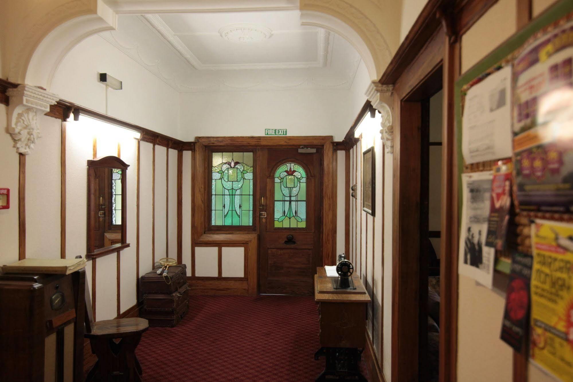 Manor House Backpackers Hostel Dunedin Exterior photo